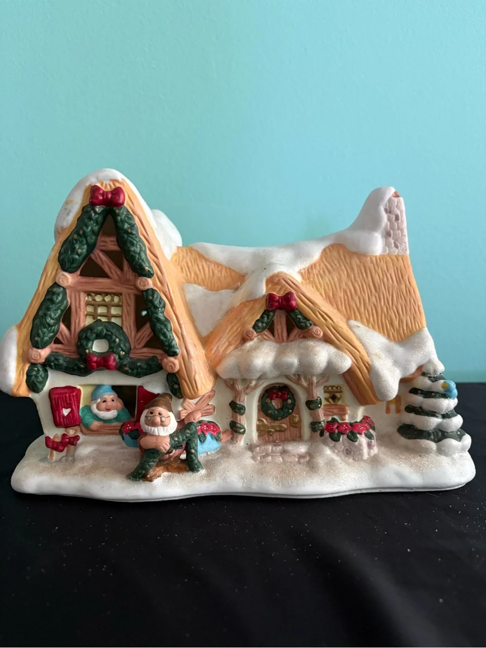 2004 Disney Snow White Seven Dwarfs Christmas Village House Cottage Light-Up